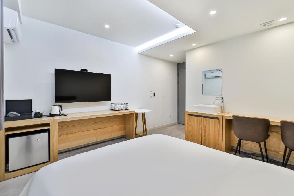TV a/nebo společenská místnost v ubytování Sloth Hotel Busan Seomyeon