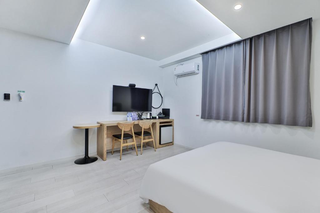 TV a/nebo společenská místnost v ubytování Sloth Hotel Busan Seomyeon
