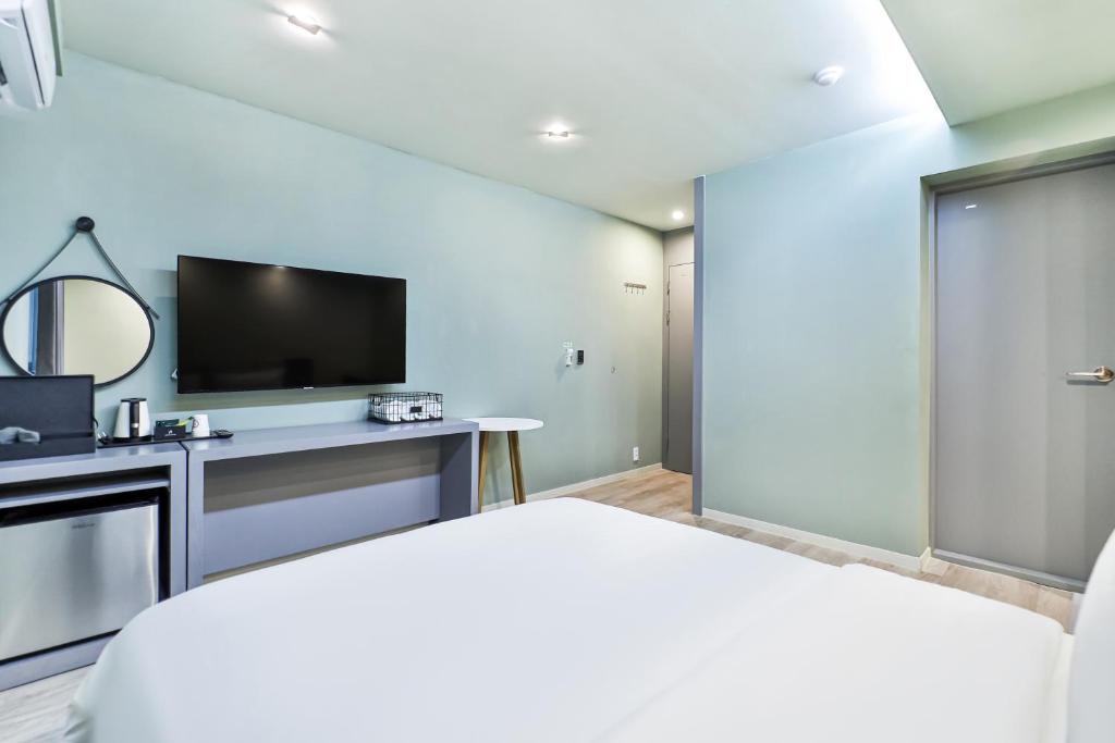 Postel nebo postele na pokoji v ubytování Sloth Hotel Busan Seomyeon