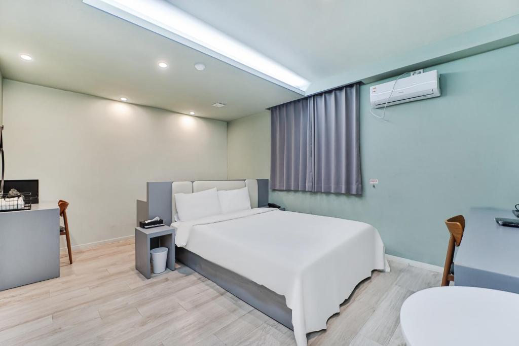 Postel nebo postele na pokoji v ubytování Sloth Hotel Busan Seomyeon