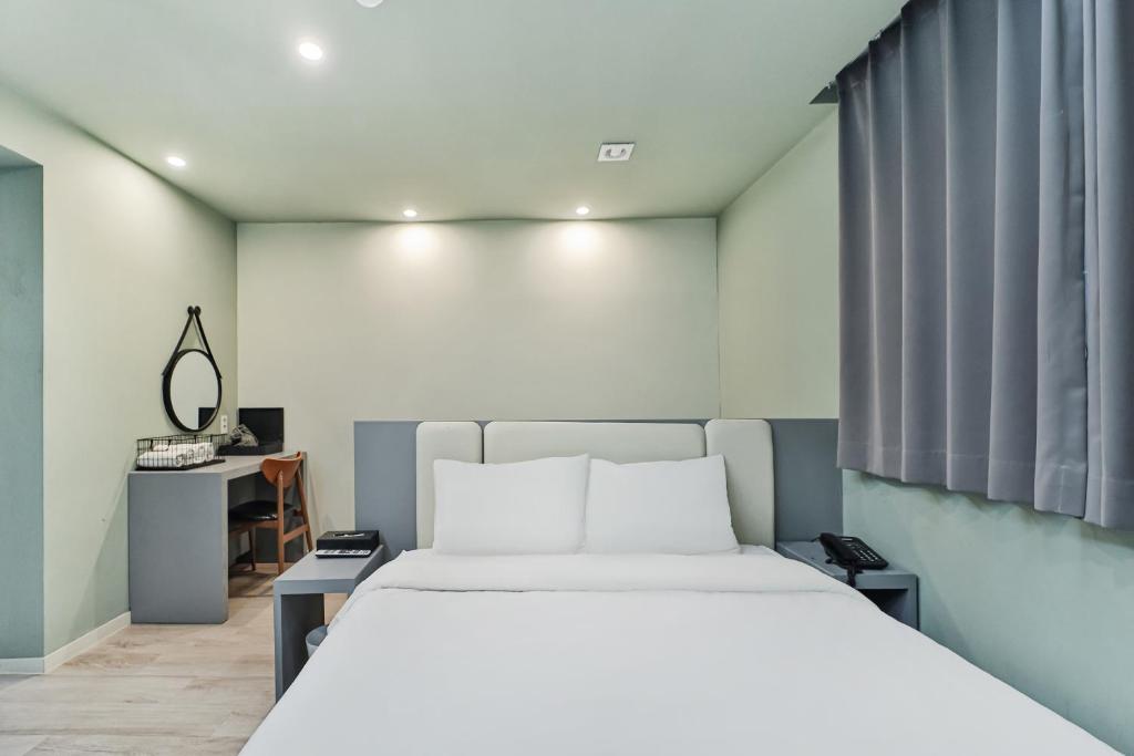 Postel nebo postele na pokoji v ubytování Sloth Hotel Busan Seomyeon