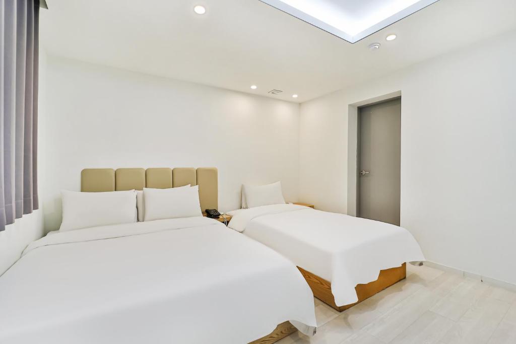 Postel nebo postele na pokoji v ubytování Sloth Hotel Busan Seomyeon