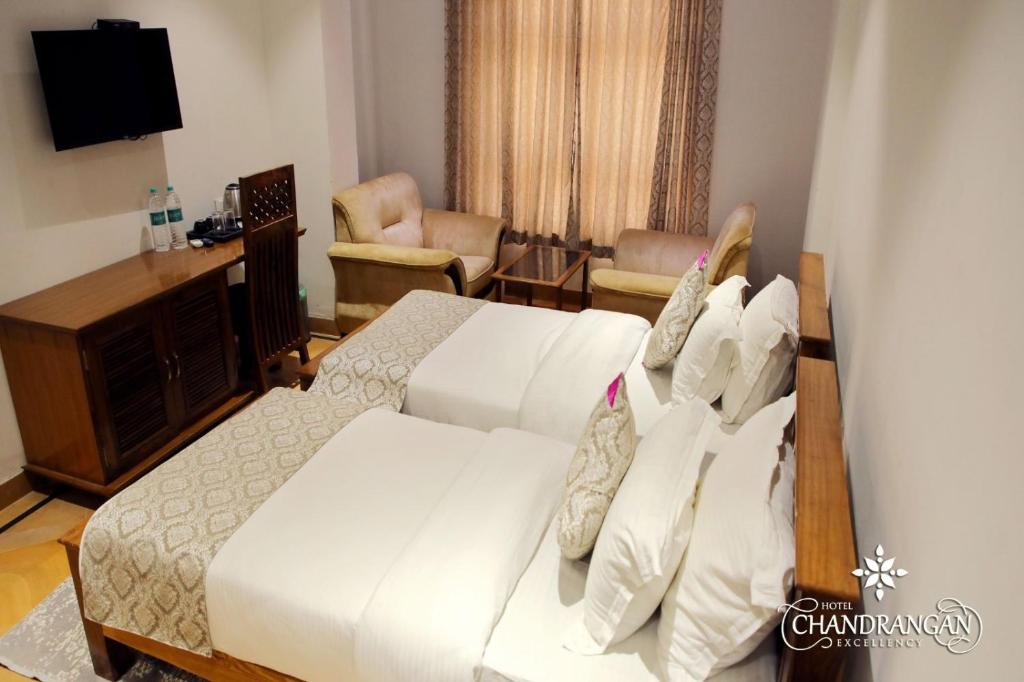 Postel nebo postele na pokoji v ubytování Hotel Chandrangan Excellency,Jaisalmer