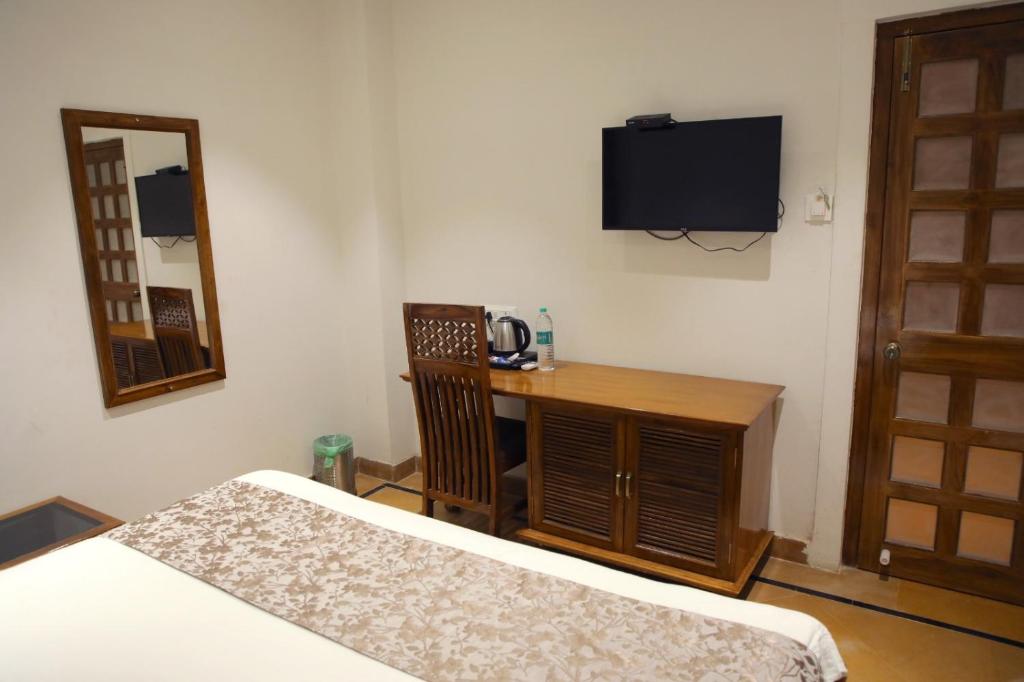 TV a/nebo společenská místnost v ubytování Hotel Chandrangan Excellency,Jaisalmer
