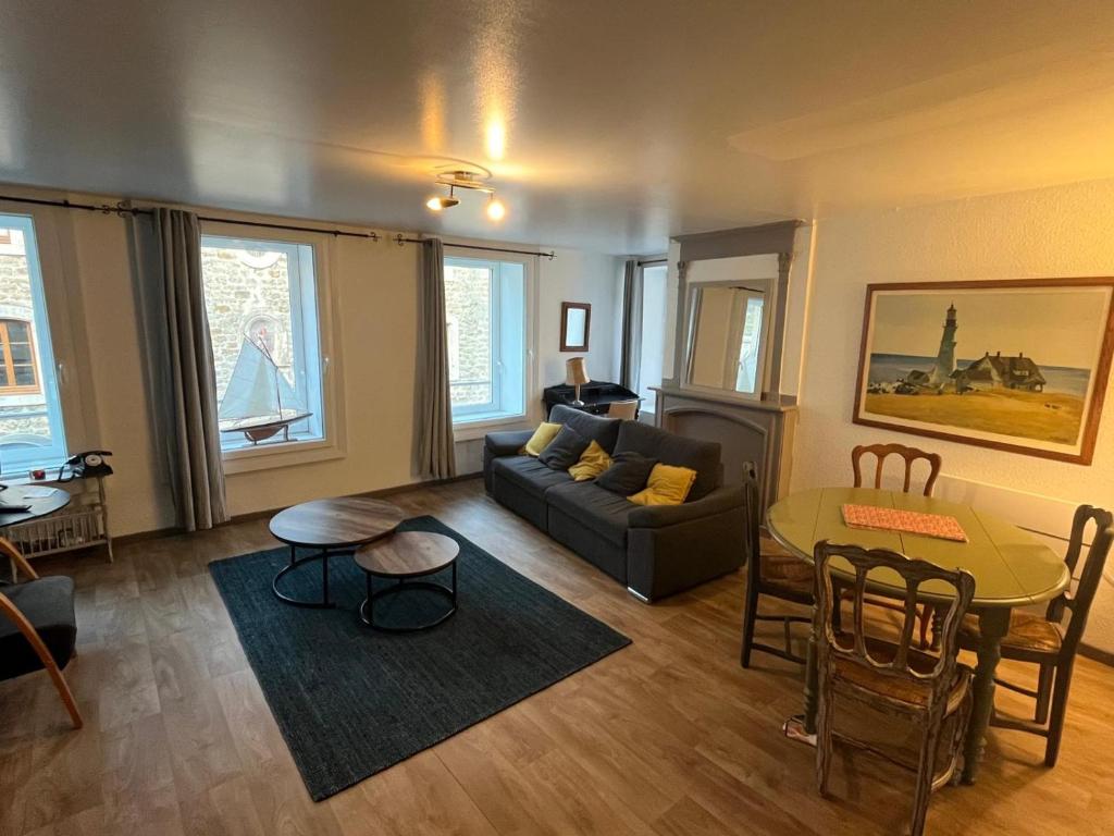 un salon avec un canapé et une table dans l'établissement Mer&Campagne Wimille, à Wimille