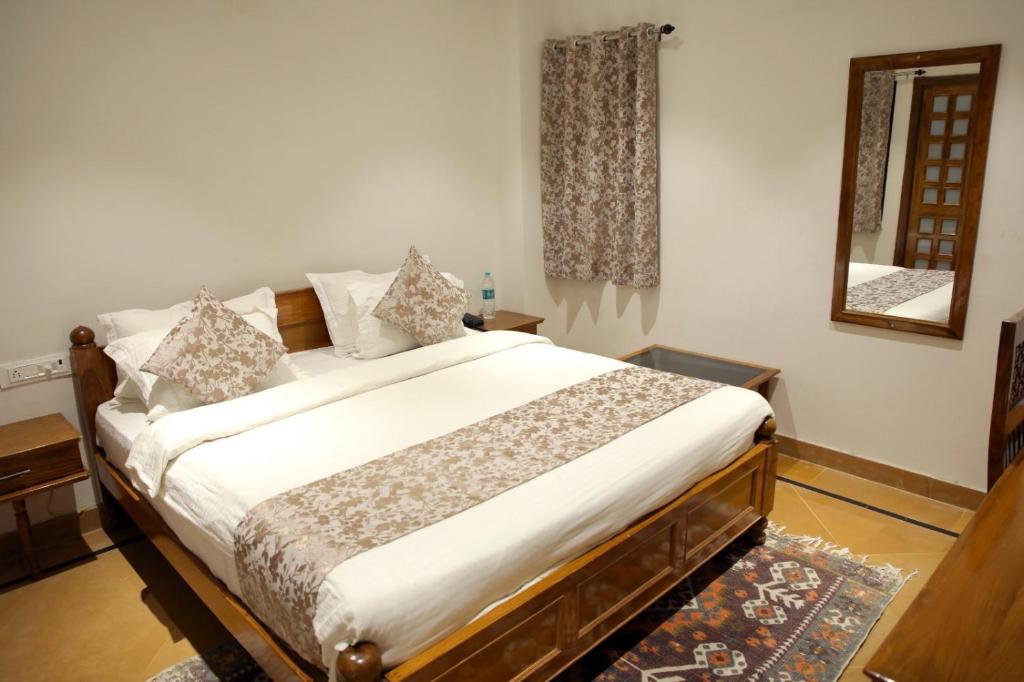 Postel nebo postele na pokoji v ubytování Hotel Chandrangan Excellency,Jaisalmer