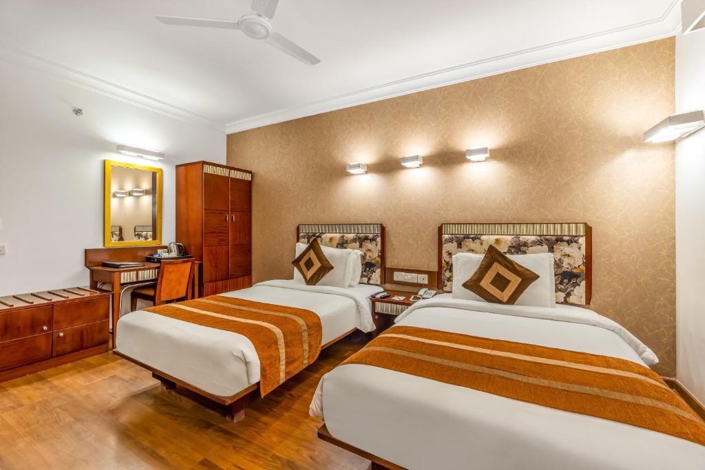 Postel nebo postele na pokoji v ubytování Clubhouse Nami Residency Near Sabarmati Riverfront Ahmedabad