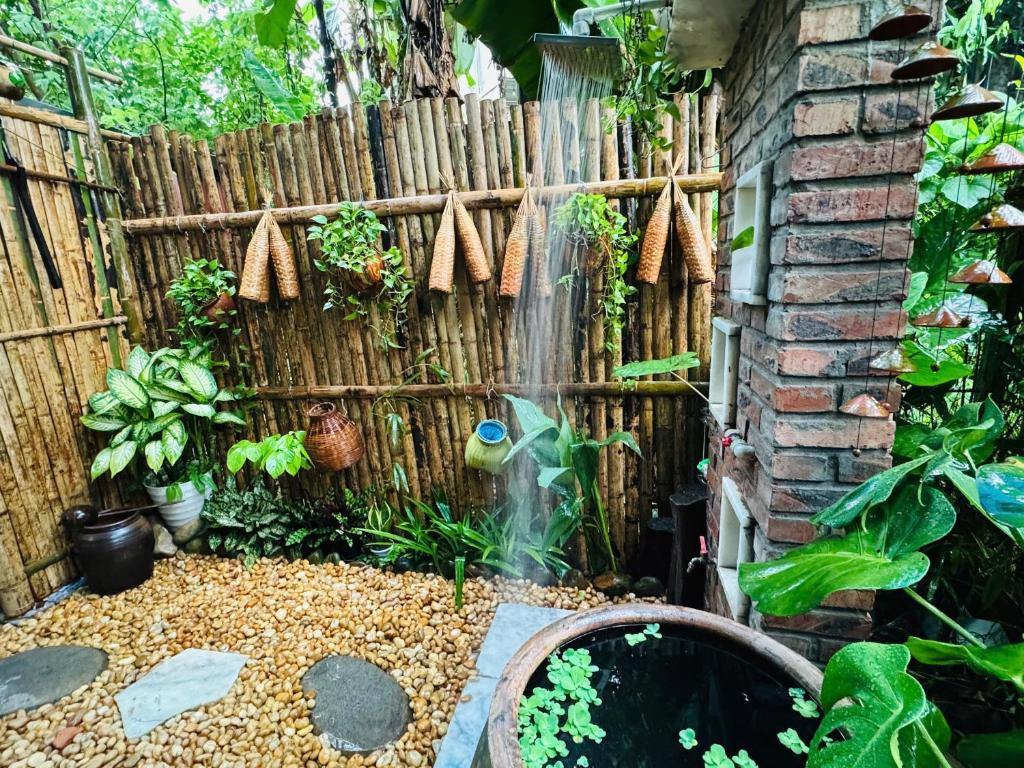 Vườn quanh Cozy Haven - Sunflower Room - Pebble-Floor Bath