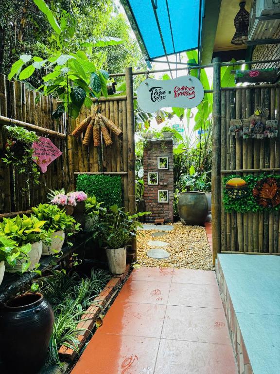 Vườn quanh Cozy Haven - Sunflower Room - Pebble-Floor Bath