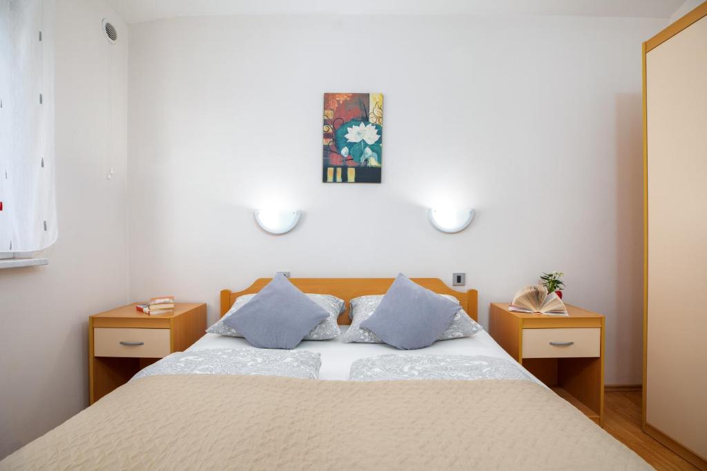 Łóżko lub łóżka w pokoju w obiekcie Apartments Ana-Maria