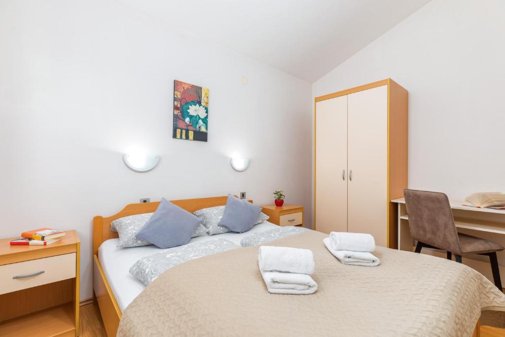 Łóżko lub łóżka w pokoju w obiekcie Apartments Ana-Maria