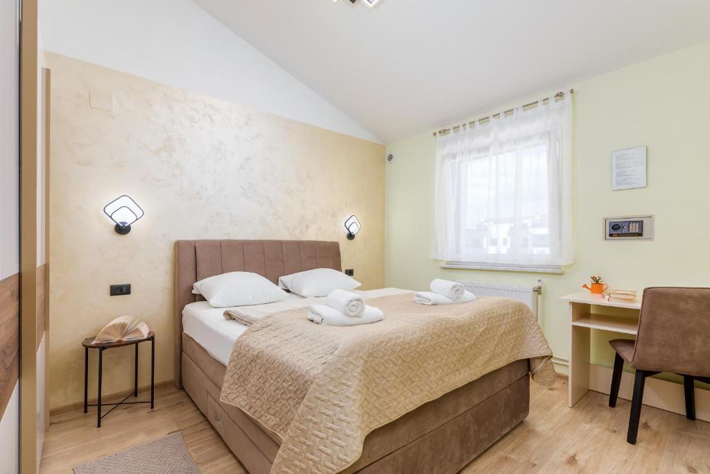 sypialnia z łóżkiem i dwoma ręcznikami na nim w obiekcie Apartments Ana-Maria w Fažanie