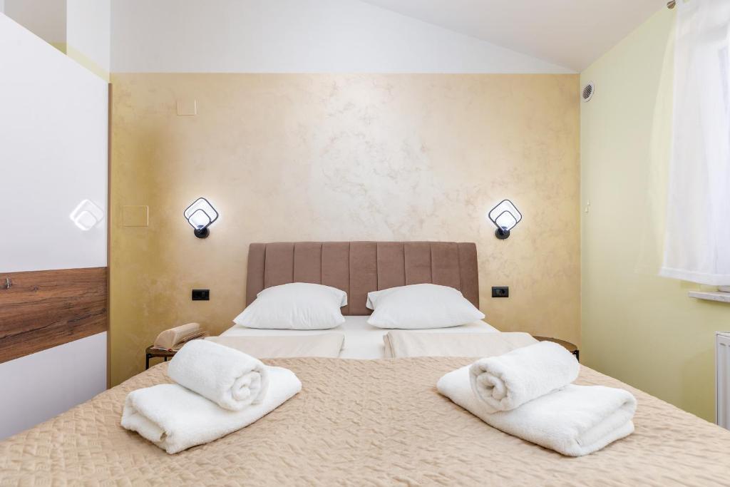 Łóżko lub łóżka w pokoju w obiekcie Apartments Ana-Maria