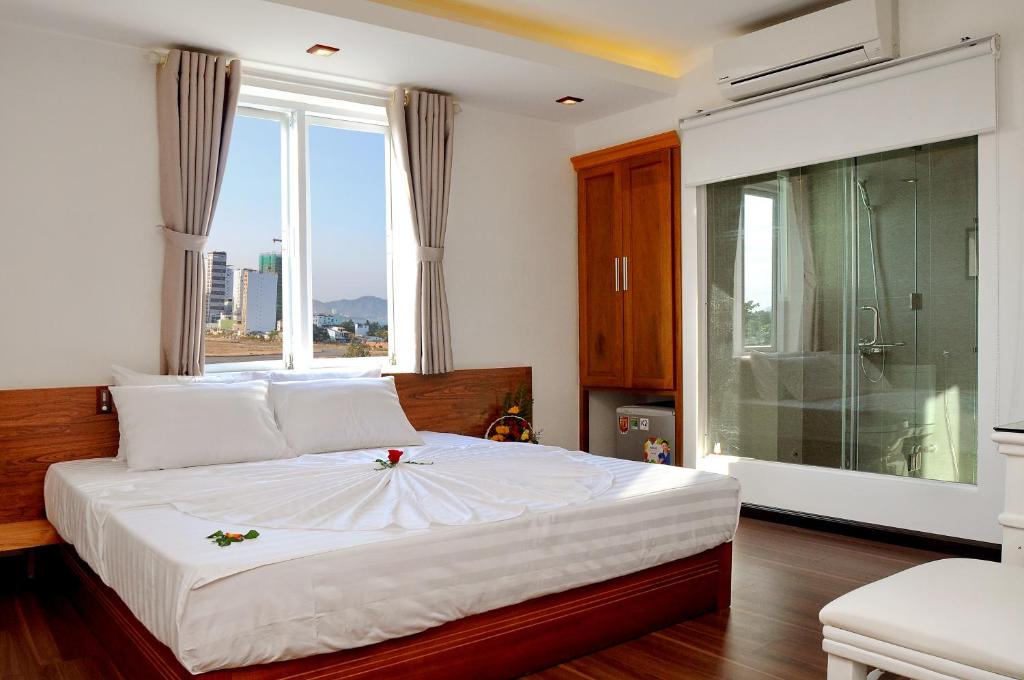 Giường trong phòng chung tại Stelle Hotel Nha Trang