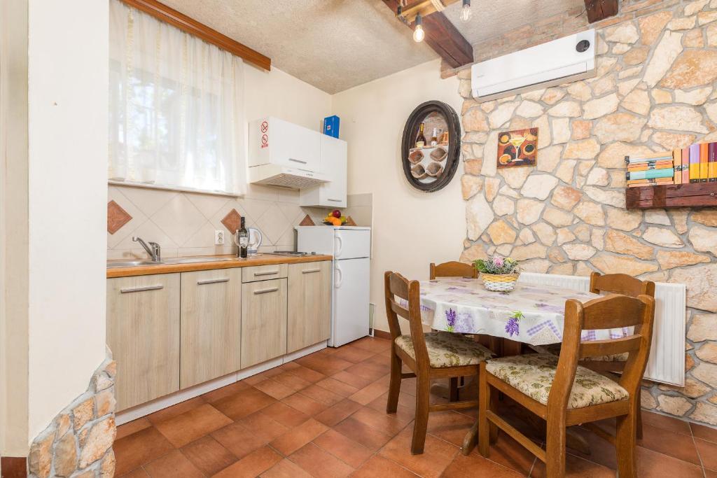 Kuchnia lub aneks kuchenny w obiekcie Apartments Ana-Maria