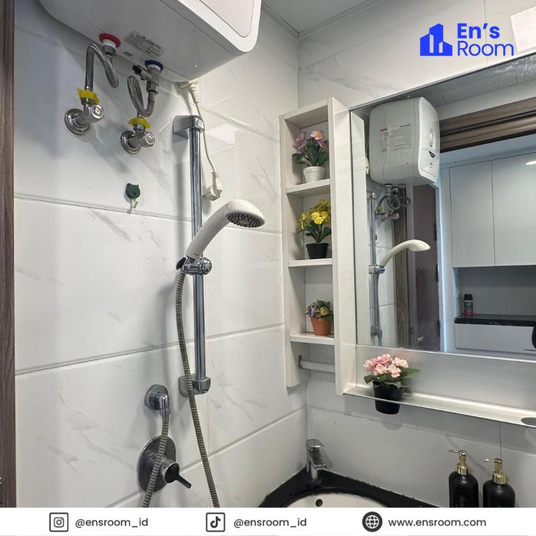 Kamar mandi di Apartement Sky House BSD By Ensroom