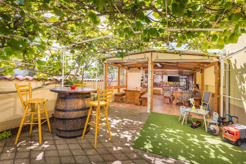 patio z barem i beczką wina w obiekcie Apartments Ana-Maria w Fažanie