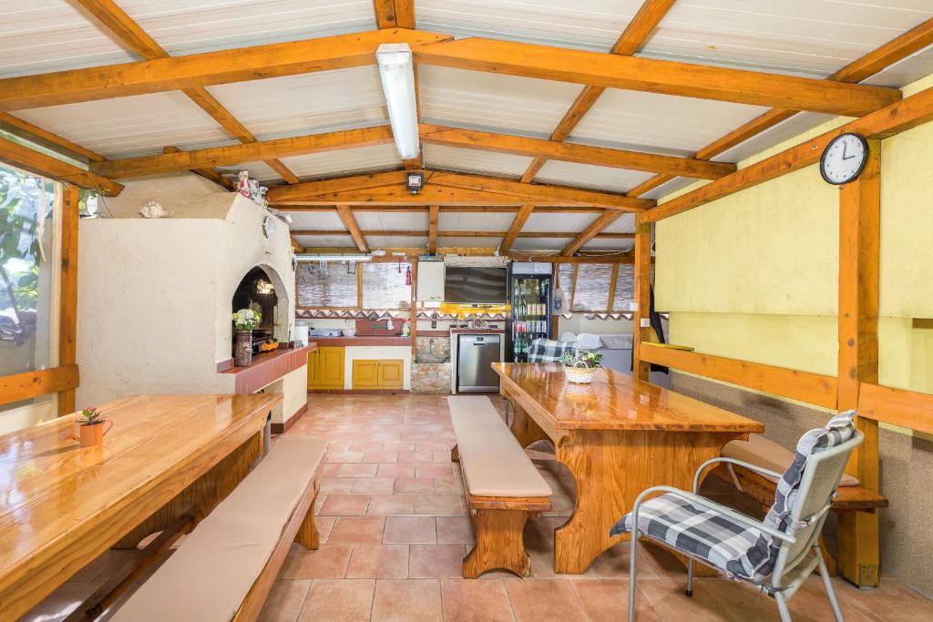 Telewizja i/lub zestaw kina domowego w obiekcie Apartments Ana-Maria