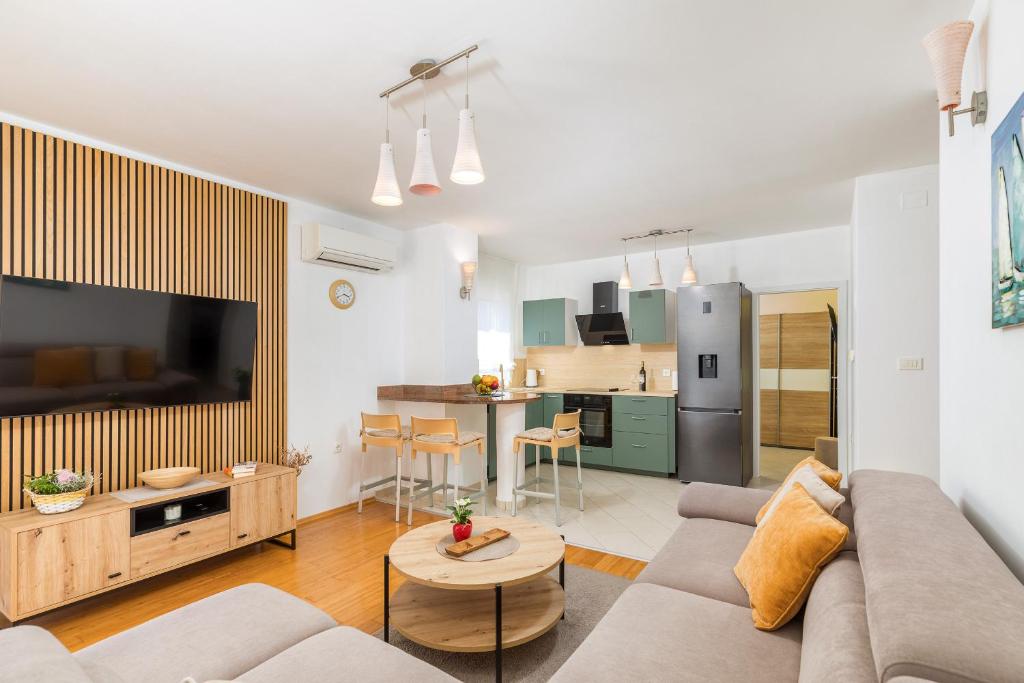 salon z kanapą i stołem w obiekcie Apartments Ana-Maria w Fažanie