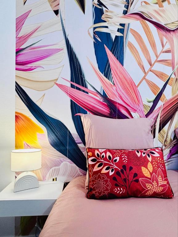 - une chambre ornée d'une fresque représentant des plantes tropicales dans l'établissement L'Escali'Bulle - Entre Gare et Centre-ville, à La Celle-sous-Gouzon