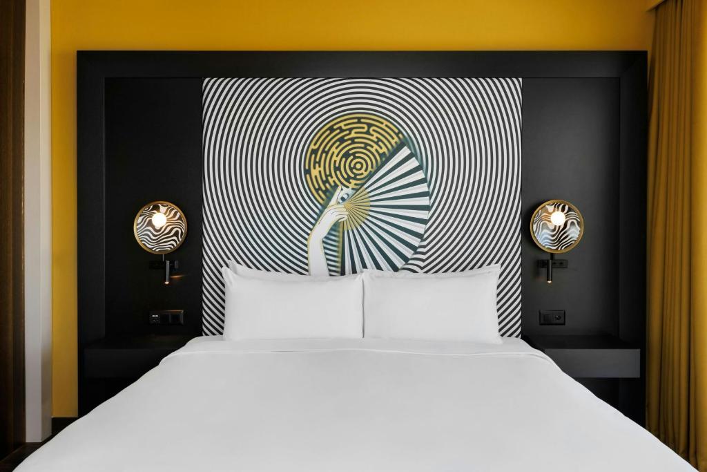 Voodi või voodid majutusasutuse Renaissance Zurich Tower Hotel toas