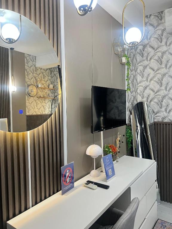 Televisi dan/atau pusat hiburan di Apartement Transpark Cibubur By Ensroom