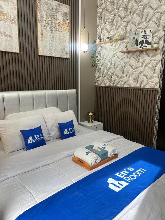 Tempat tidur dalam kamar di Apartement Transpark Cibubur By Ensroom