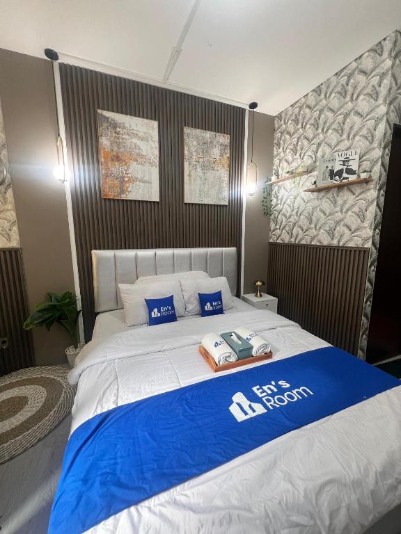 Tempat tidur dalam kamar di Apartement Transpark Cibubur By Ensroom