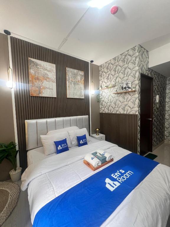 Tempat tidur dalam kamar di Apartement Transpark Cibubur By Ensroom
