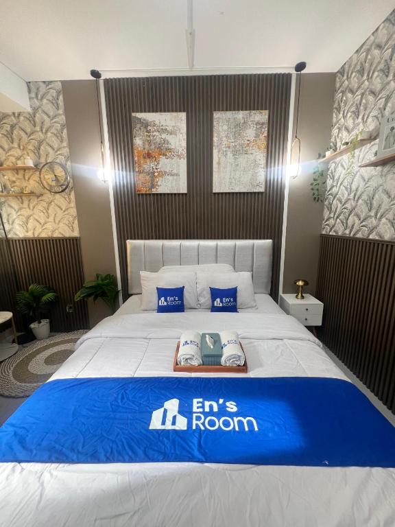 Tempat tidur dalam kamar di Apartement Transpark Cibubur By Ensroom