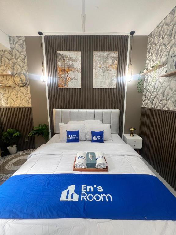 Tempat tidur dalam kamar di Apartement Transpark Cibubur By Ensroom