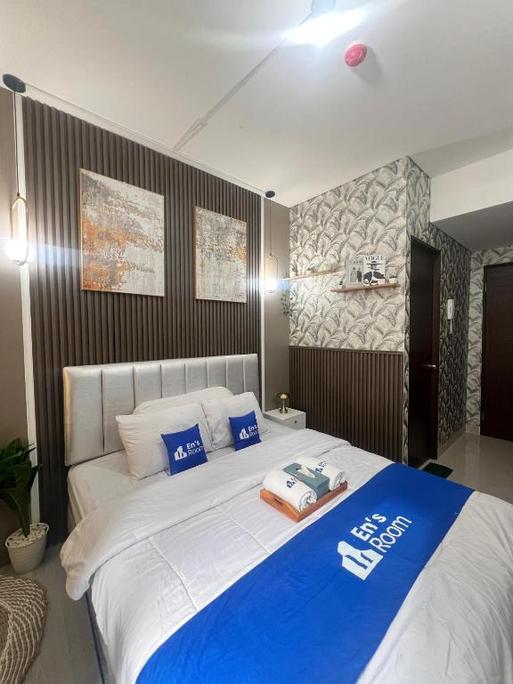 Tempat tidur dalam kamar di Apartement Transpark Cibubur By Ensroom