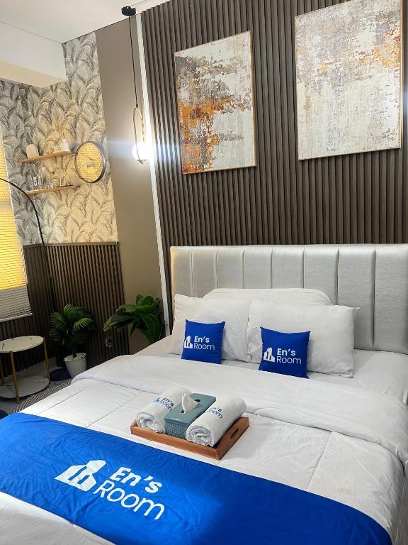 Tempat tidur dalam kamar di Apartement Transpark Cibubur By Ensroom
