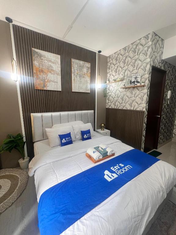 Tempat tidur dalam kamar di Apartement Transpark Cibubur By Ensroom