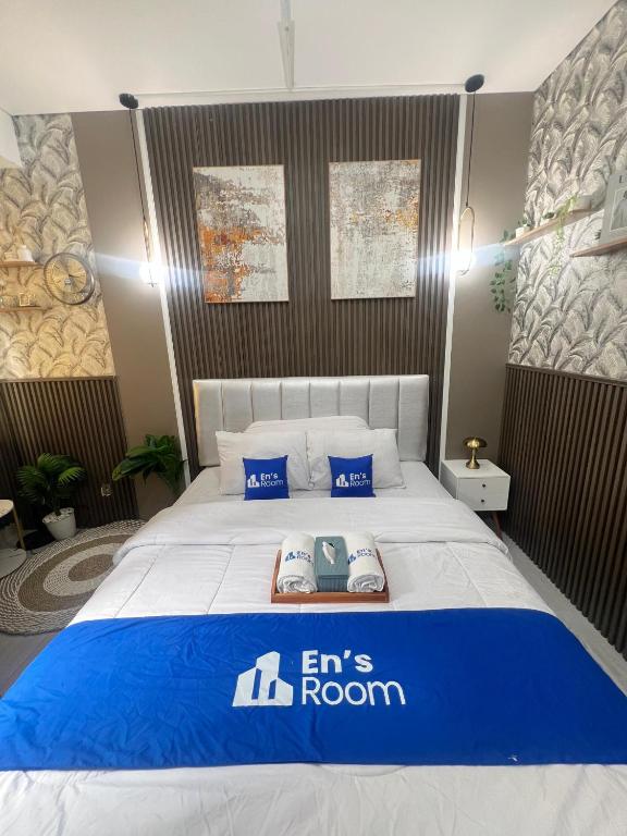 Tempat tidur dalam kamar di Apartement Transpark Cibubur By Ensroom