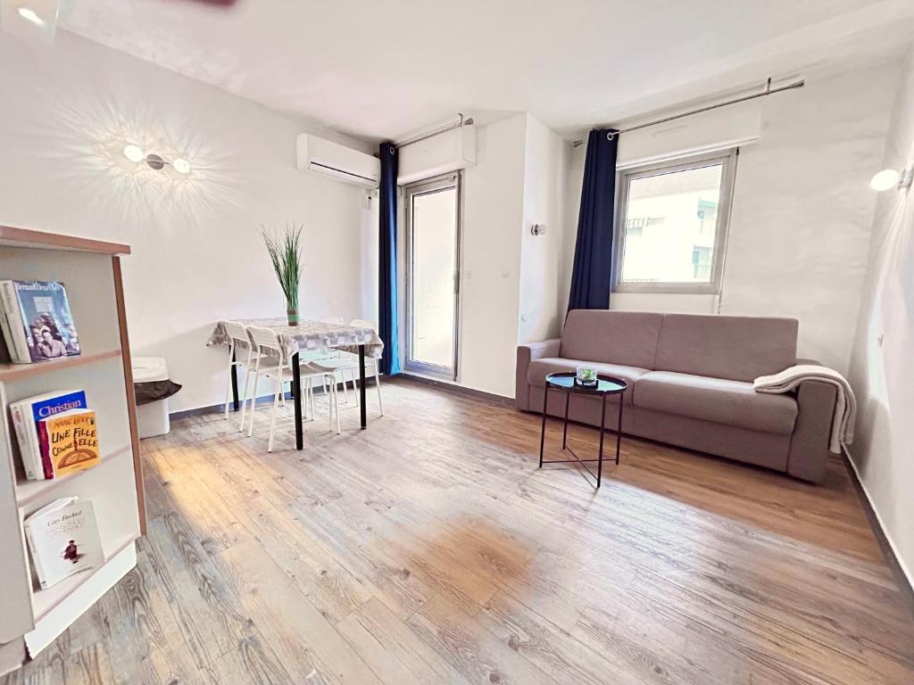 un salon avec un canapé et une table dans l'établissement Soleil- 4 pers Hyper centre Plage - 2 min - Terrasse, à Saint-Raphaël