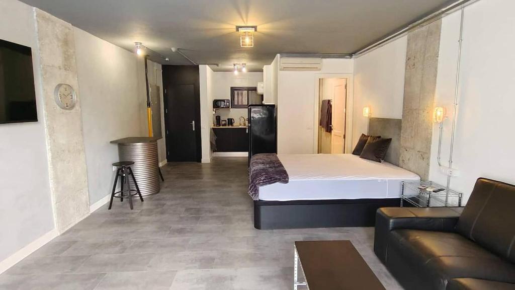 une chambre avec un lit et un canapé dans une pièce dans l'établissement Nice Industrial Studio Teror 206, à Playa del Ingles