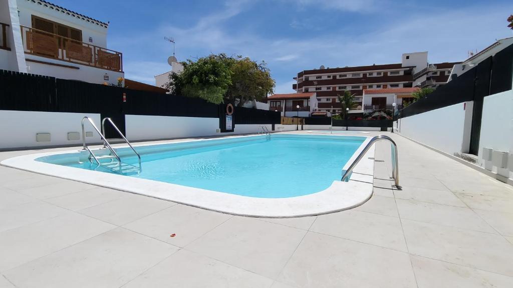 Luminoso apartamento con piscina y aparcamiento