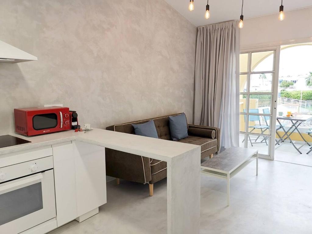 kuchnia z białym blatem i salon w obiekcie Apartament Tisalaya 44 By Pride Holiday Rentals w mieście Maspalomas