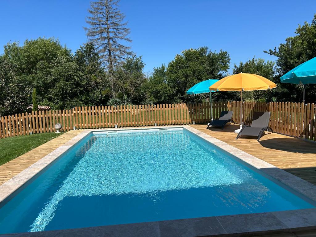 Bazén v ubytování Maison d'hôtes "La Clef des Champs" Piscine Ortance nebo v jeho okolí