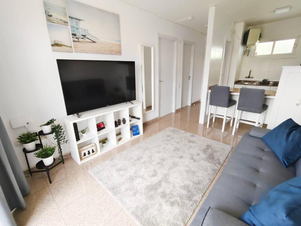 TV a/nebo společenská místnost v ubytování Las Camelias 215 By Pride Holiday Rentals