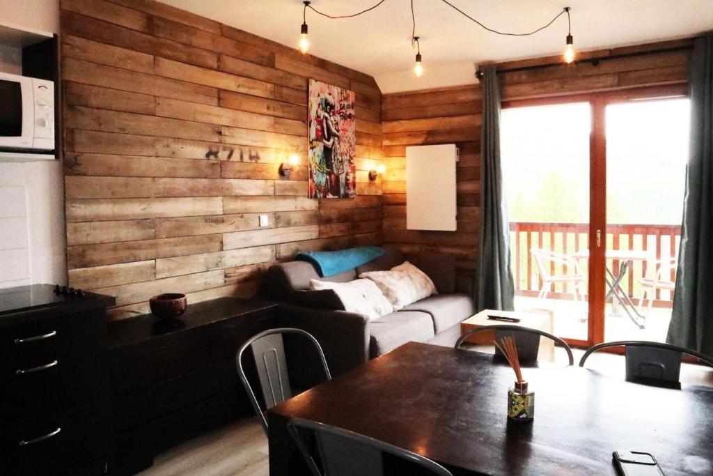 un salon avec un canapé et une table dans l'établissement Residence La Combe D Or - Appartement en résidence de standing MAE-0814, aux Orres