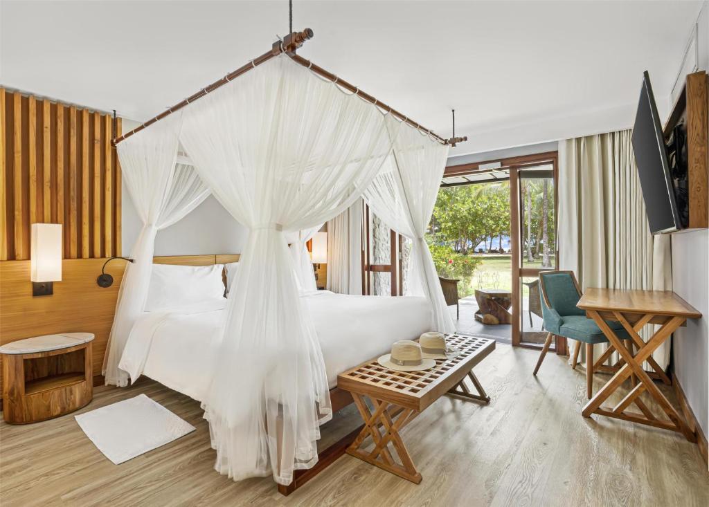 Postel nebo postele na pokoji v ubytování Kempinski Seychelles Resort