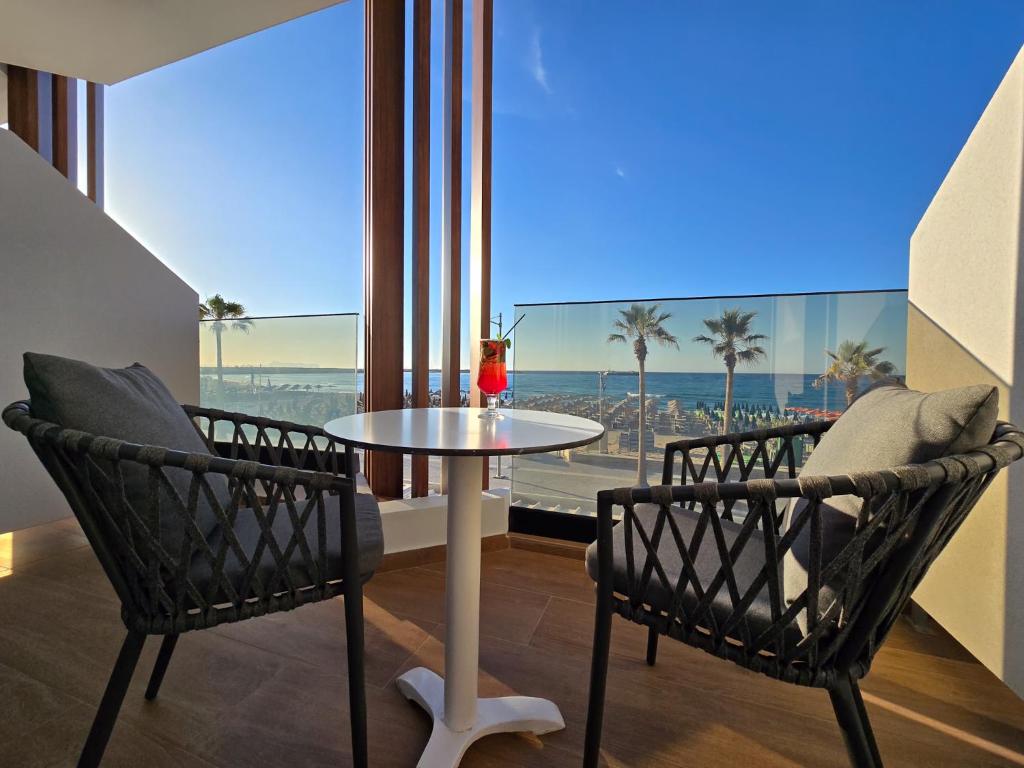 En balkong eller terrasse på Theo Beach Hotel Apartments