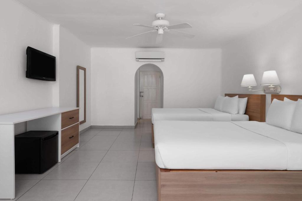 Ένα ή περισσότερα κρεβάτια σε δωμάτιο στο Grand Decameron Montego Beach, A Trademark All-Inclusive Resort