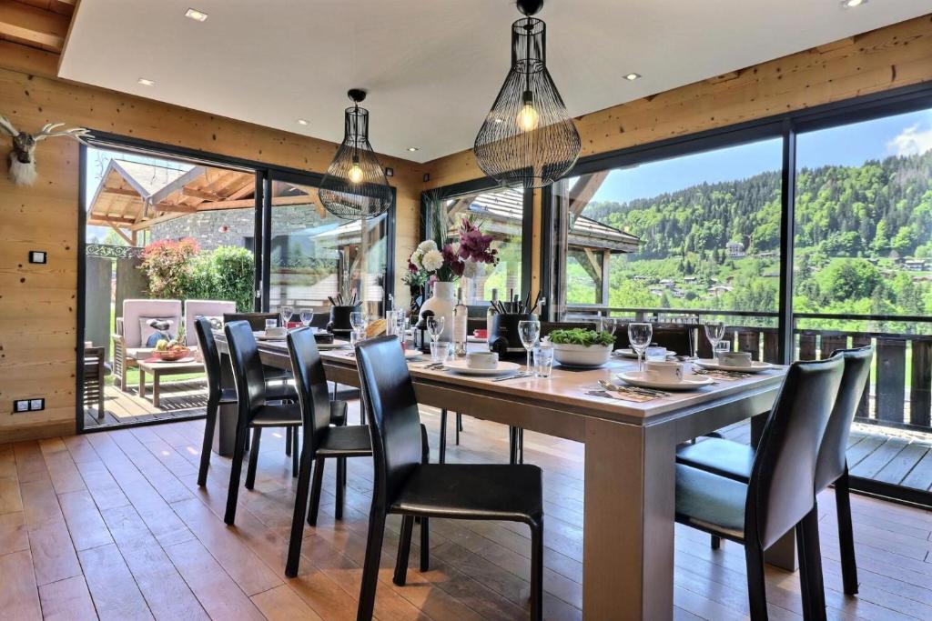 une salle à manger avec une grande table et des chaises dans l'établissement Résidence La Moutelette - Chalet La Moutelette - 14 Personnes - Montriond MAE-3831, à Montriond