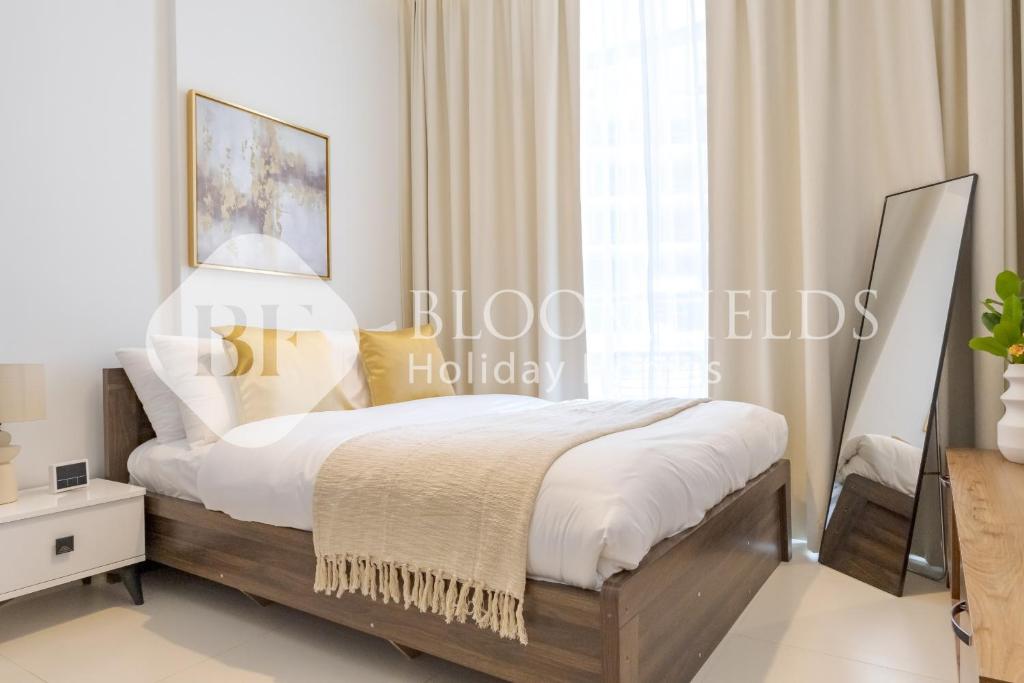 a bedroom with a bed and a window at Bloomfields 1BR Elegant in Shams Meera in Abu Dhabi