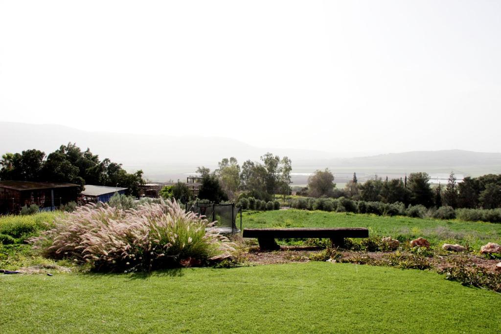 un banco de parque en medio de un jardín en Nof LaGilboa, en Bet HaShitta