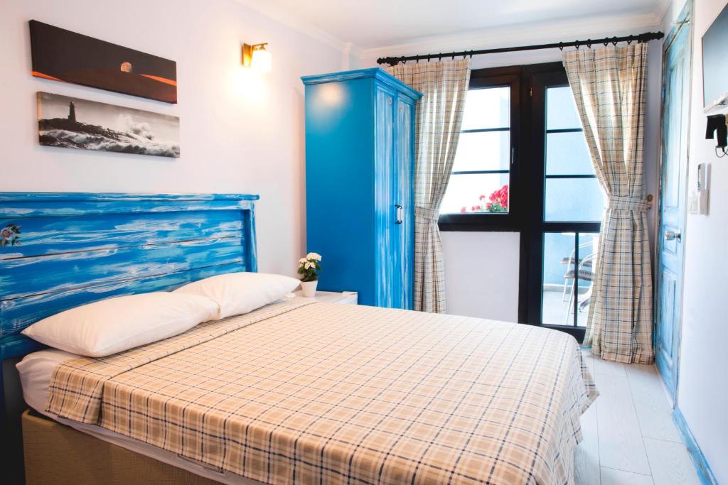 Una cama o camas en una habitación de Mai̇ Hotel