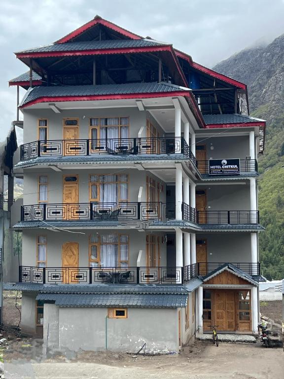Nespecifikovaný výhled na hory nebo výhled na hory při pohledu z hotelu